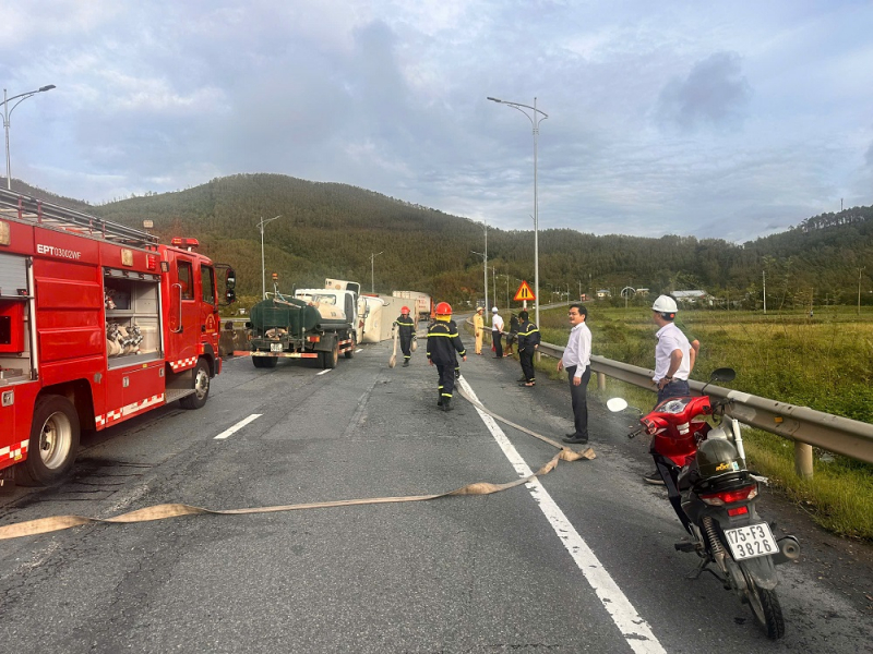 Xe container bị lật khi vừa ra khỏi hầm Phước Tượng, QL1A ách tắc -0