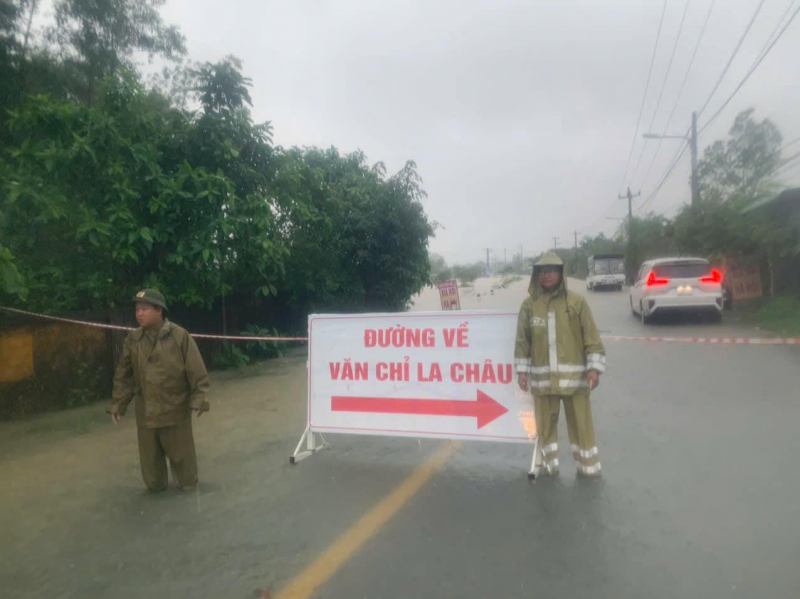 Mưa lớn kéo dài, lực lượng vũ trang tất bật giúp dân vùng “rốn lũ” sơ tán -0