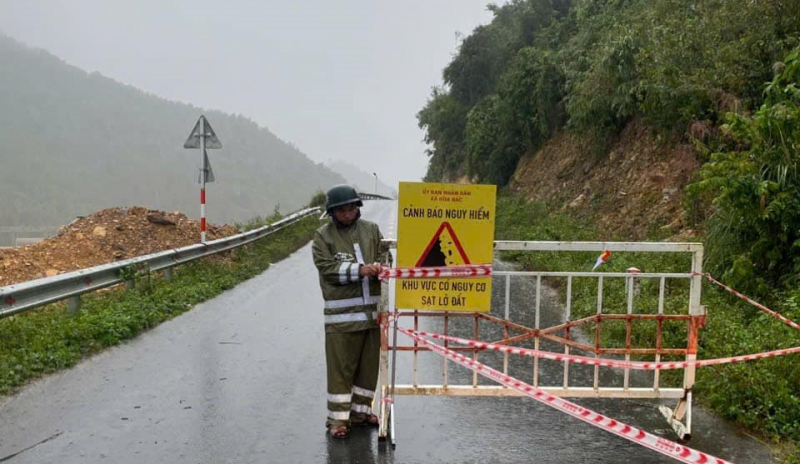 Mưa lớn kéo dài, lực lượng vũ trang tất bật giúp dân vùng “rốn lũ” sơ tán -0