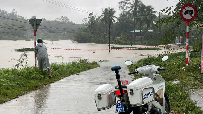 Mưa lớn kéo dài, lực lượng vũ trang tất bật giúp dân vùng “rốn lũ” sơ tán -1