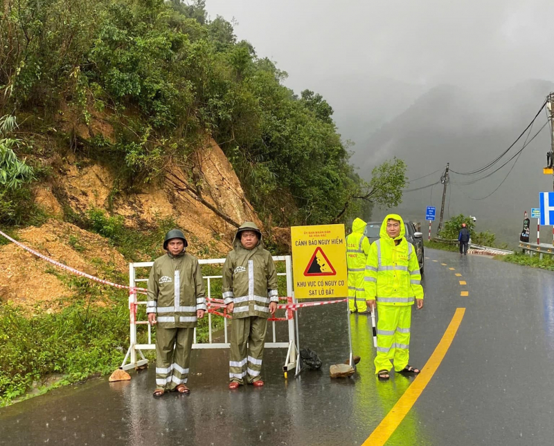 Mưa lớn kéo dài, lực lượng vũ trang tất bật giúp dân vùng “rốn lũ” sơ tán -2