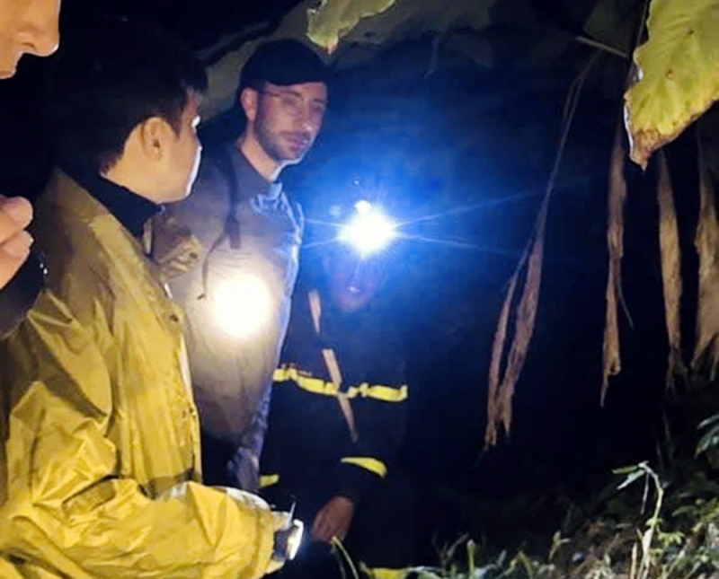 Công an thị xã Sa Pa xuyên đêm tìm kiếm du khách lạc trong rừng -0