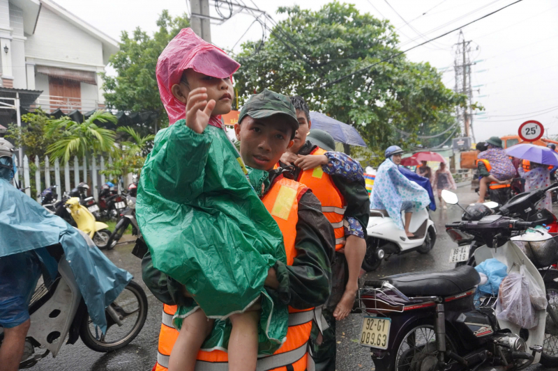 Mưa lớn kéo dài, lực lượng vũ trang tất bật giúp dân vùng “rốn lũ” sơ tán -0