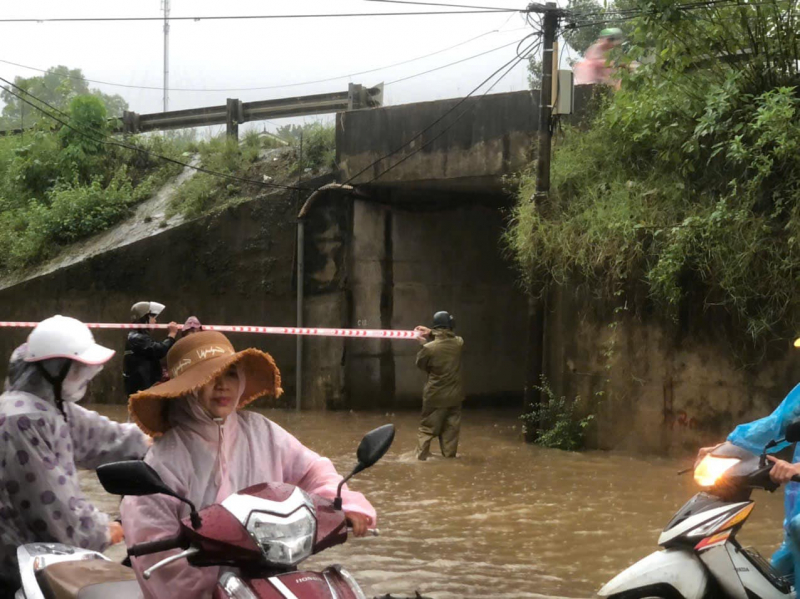 Mưa lớn kéo dài, lực lượng vũ trang tất bật giúp dân vùng “rốn lũ” sơ tán -1
