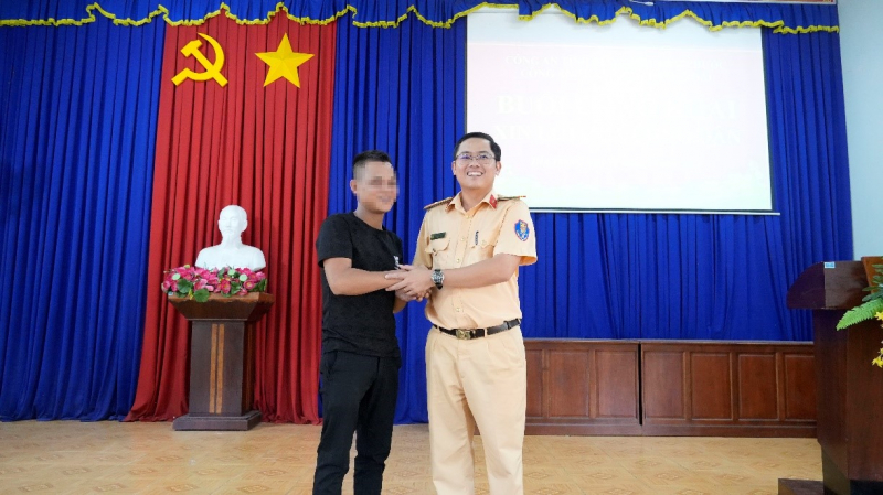 Một công dân phải xin lỗi công khai Cảnh sát giao thông -0