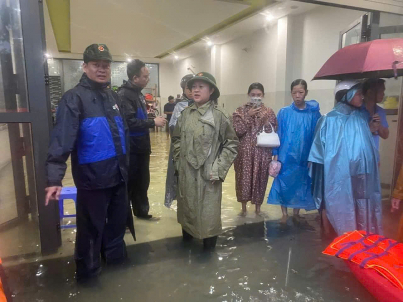 Mưa lớn kéo dài, lực lượng vũ trang tất bật giúp dân vùng “rốn lũ” sơ tán -3