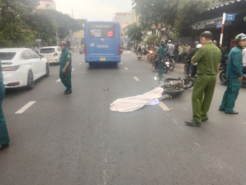 Vượt ẩu tông trúng xe đạp rồi ngã vào bánh xe buýt tử vong -0