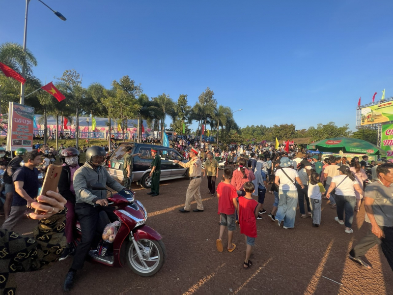 Hàng vạn người đến xem Lễ hội “Vang mãi tiếng chày trên sóc Bom Bo” ở Bình Phước -0