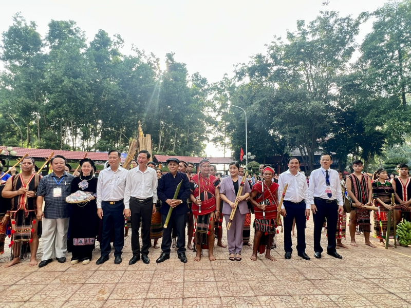 Hàng vạn người đến xem Lễ hội “Vang mãi tiếng chày trên sóc Bom Bo” ở Bình Phước -0