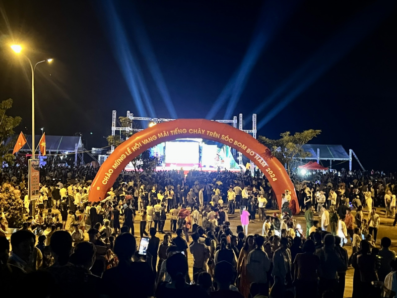 Hàng vạn người đến xem Lễ hội “Vang mãi tiếng chày trên sóc Bom Bo” ở Bình Phước -0