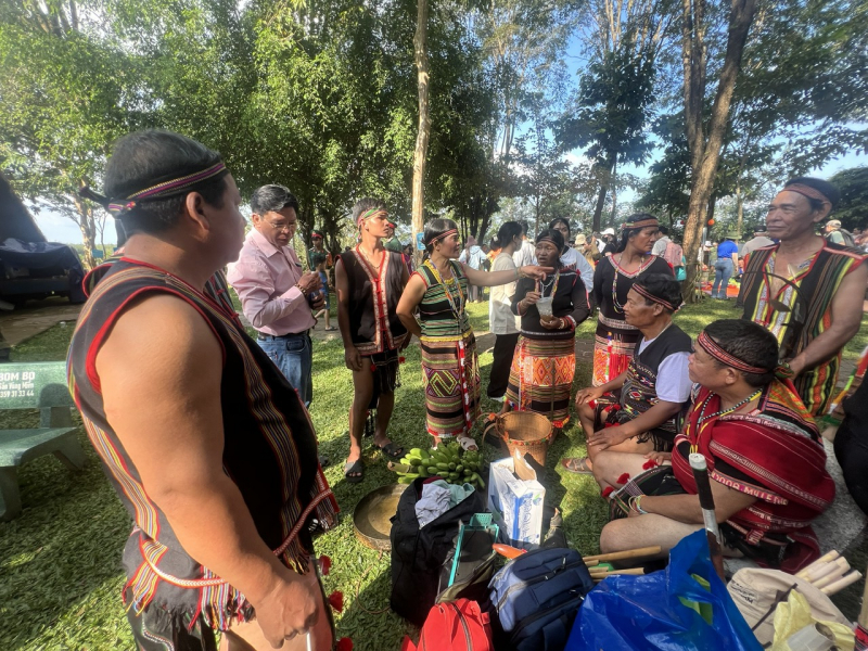 Hàng vạn người đến xem Lễ hội “Vang mãi tiếng chày trên sóc Bom Bo” ở Bình Phước -0