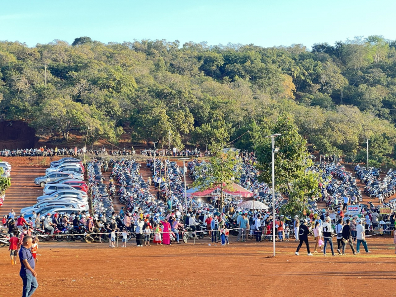 Hàng vạn người đến xem Lễ hội “Vang mãi tiếng chày trên sóc Bom Bo” ở Bình Phước -0