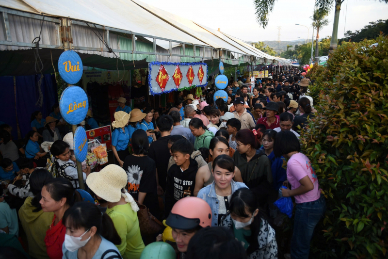 Hàng vạn người đến xem Lễ hội “Vang mãi tiếng chày trên sóc Bom Bo” ở Bình Phước -0