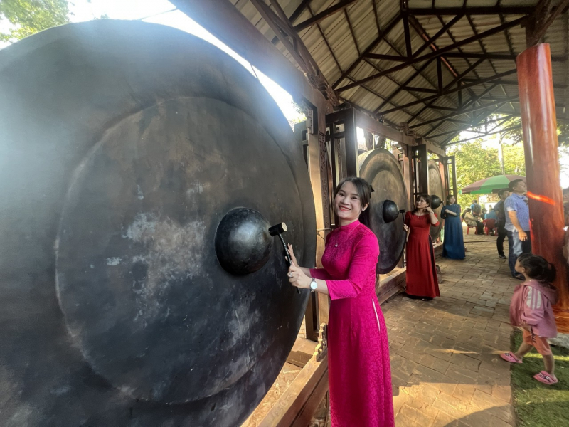 Hàng vạn người đến xem Lễ hội “Vang mãi tiếng chày trên sóc Bom Bo” ở Bình Phước -0