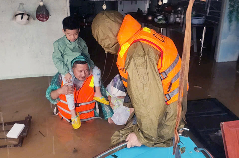 Sắc áo Công an ở vùng rốn lũ -1