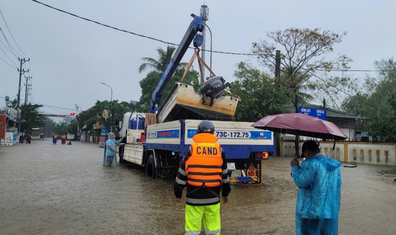 Sắc áo Công an ở vùng rốn lũ -2