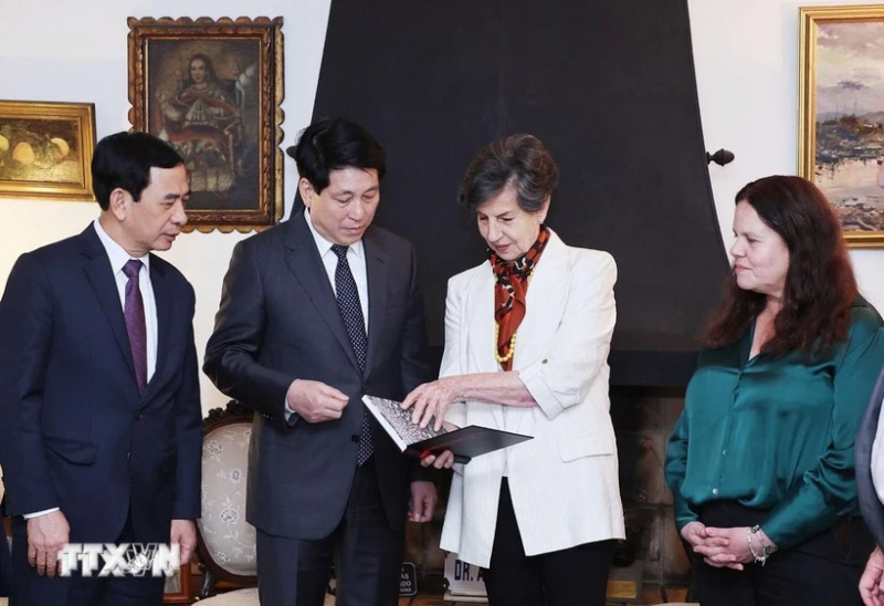 Chủ tịch nước thăm gia đình 