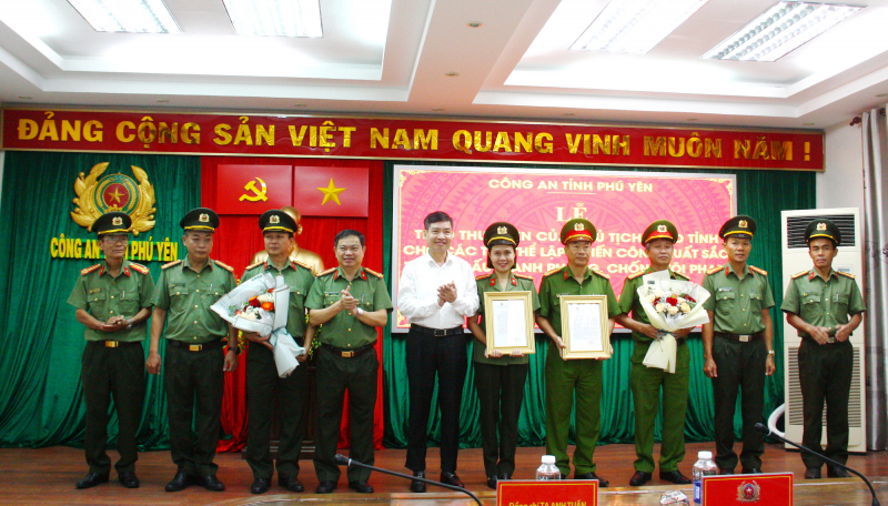      Chủ tịch UBND tỉnh Phú Yên khen thưởng hai đơn vị Công an tỉnh -0