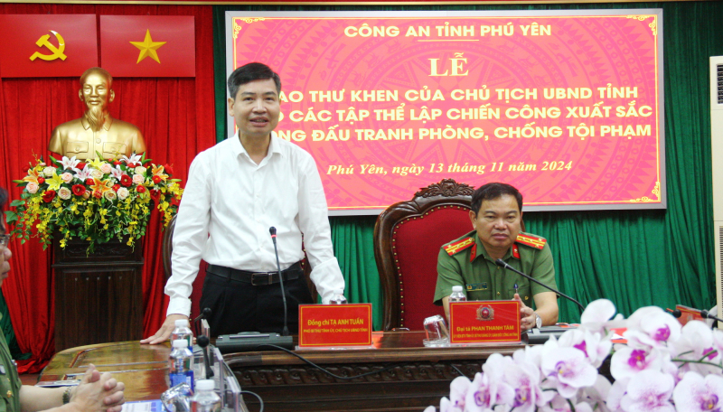      Chủ tịch UBND tỉnh Phú Yên khen thưởng hai đơn vị Công an tỉnh -0