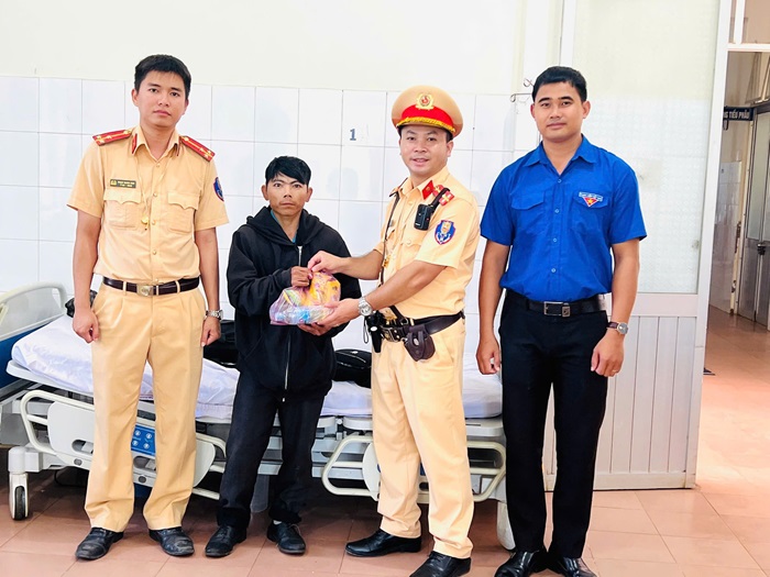 CSGT kịp thời cứu người bất tỉnh trên đường vì đói -0