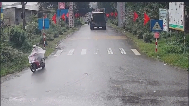 Xe chở rác rơi xuống sông khi qua cầu treo Bình Thành, 2 người mất tích -0