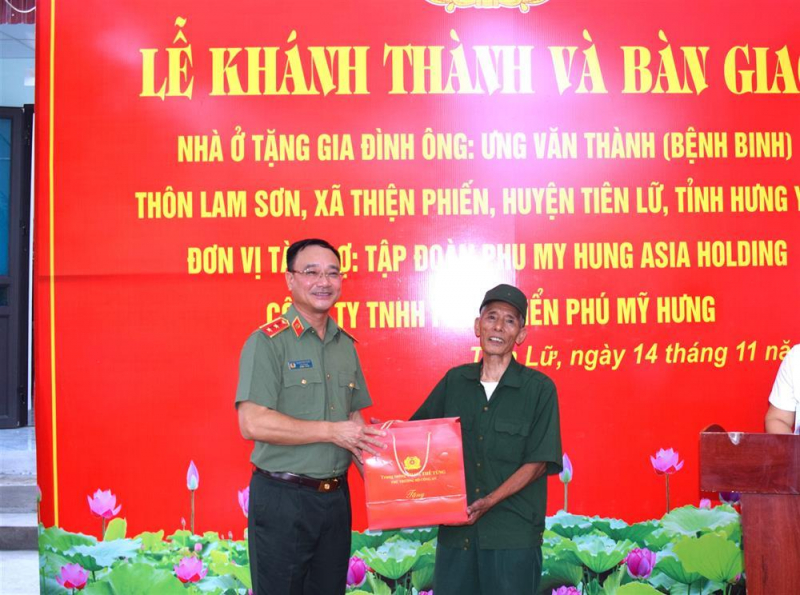 Deputy Minister Pham The Tung hands over “Great Unity” house to people with meritorious services -0