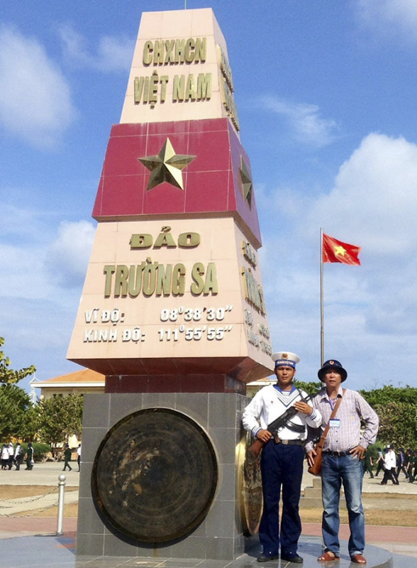 ảnh nhà thơ nguyễn việt chiến đi thực tế sáng tác ở quần đảo trường sa.jpg -0