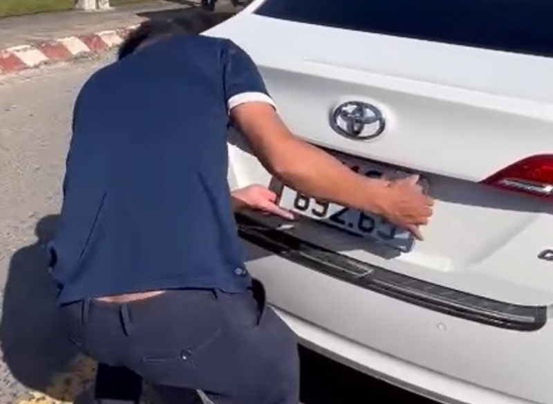 Dùng xe ô tô gắn biển số giả để vận chuyển 3.300 gói thuốc lá ngoại nhập lậu -0