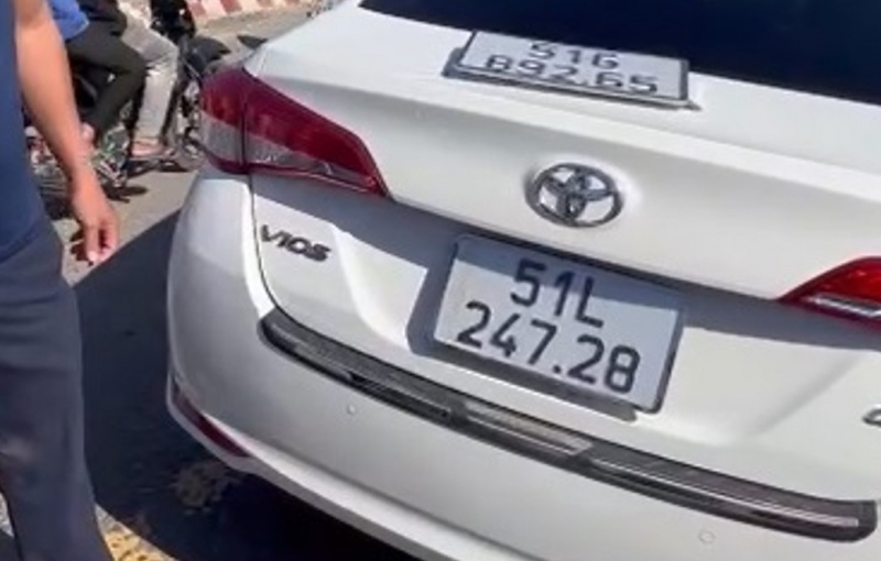 Dùng xe ô tô gắn biển số giả để vận chuyển 3.300 gói thuốc lá ngoại nhập lậu -0