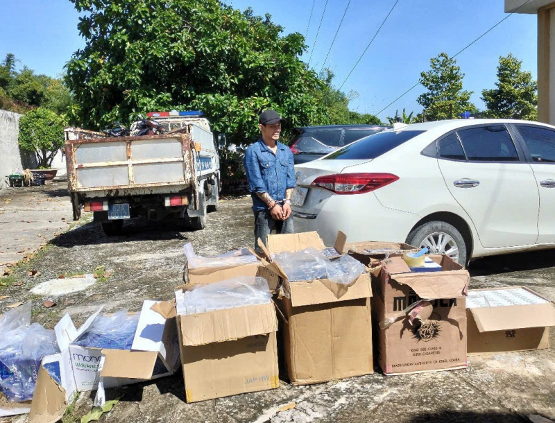 Dùng xe ô tô gắn biển số giả để vận chuyển 3.300 gói thuốc lá ngoại nhập lậu -0