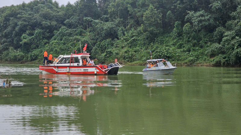 Tìm thấy 1 thi thể nạn nhân sau vụ xe chở rác rơi từ cầu treo xuống sông -0