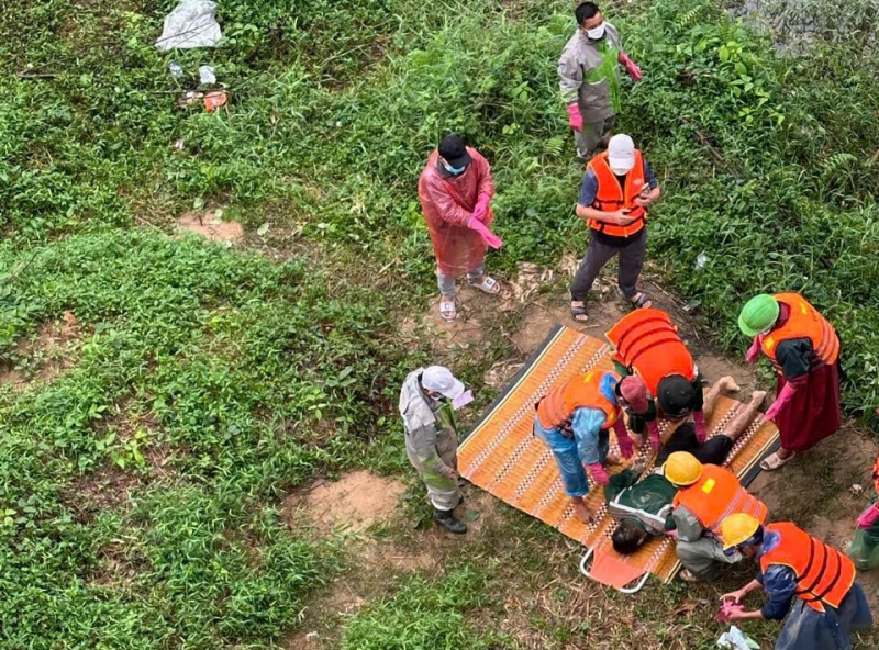 Tìm thấy 1 thi thể nạn nhân sau vụ xe chở rác rơi từ cầu treo xuống sông -0