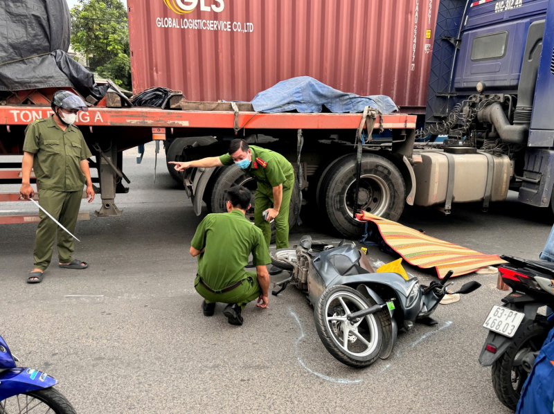 Va chạm với xe đầu kéo, một người phụ nữ tử vong tại chỗ -0