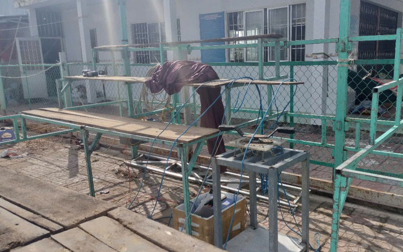 Bé trai 12 tuổi ở Cà Mau trèo lên sân khấu lô tô bị điện giật tử vong -1