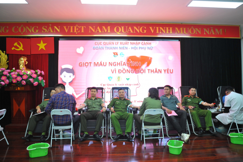 Hơn 100 CBCS đăng ký hiến máu tình nguyện 