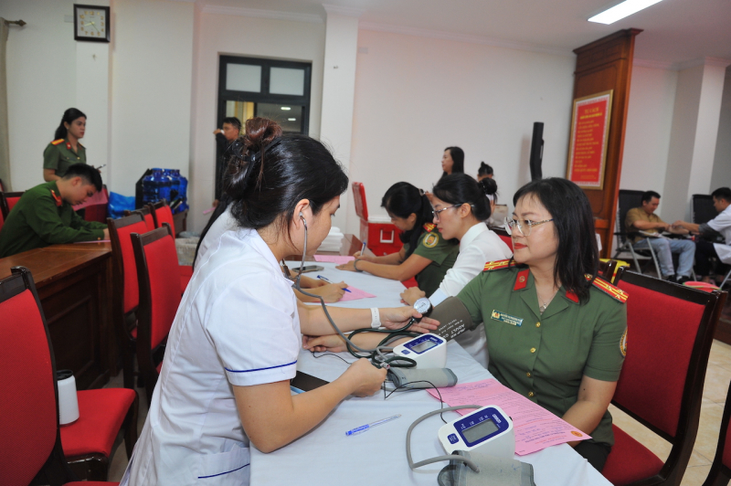 Hơn 100 CBCS đăng ký hiến máu tình nguyện 