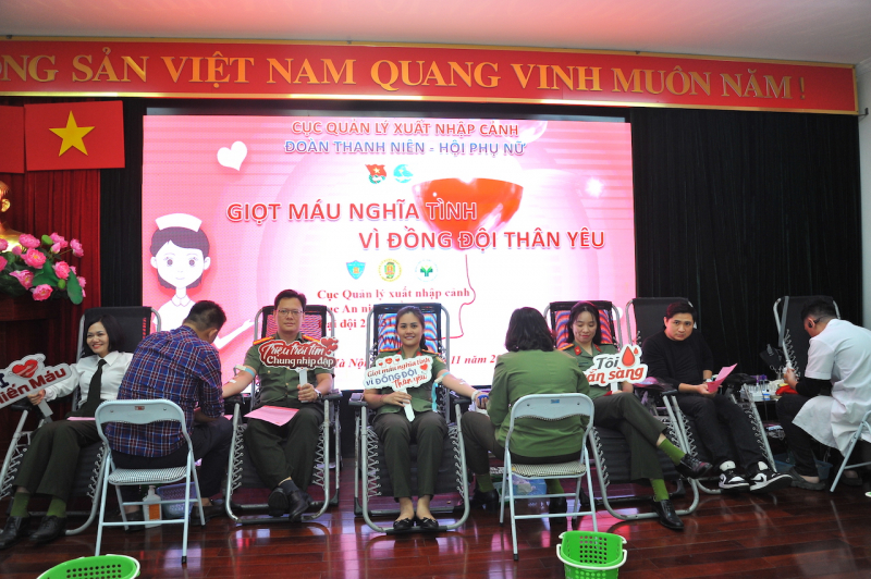 Hơn 100 CBCS đăng ký hiến máu tình nguyện 