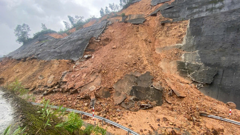 Hơn 21.000 m3 đất đá tràn xuống đường sau sạt lở cao tốc -0