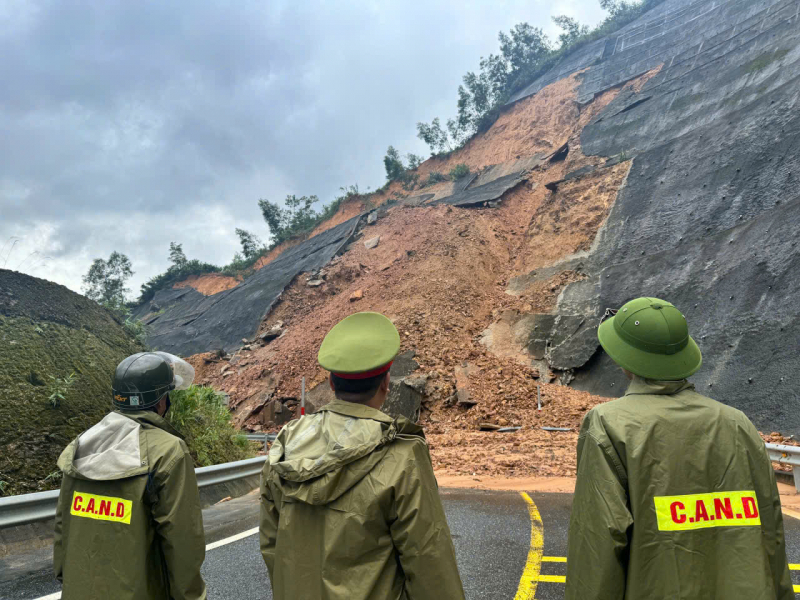 Hơn 21.000 m3 đất đá tràn xuống đường sau sạt lở cao tốc -0