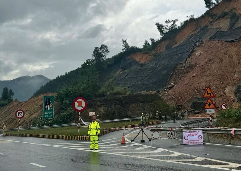 Hơn 21.000 m3 đất đá tràn xuống đường sau sạt lở cao tốc -0