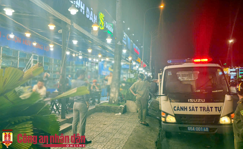 Lập biên bản vi phạm đối với 2 cơ sở kinh doanh hải sản lấn chiếm vỉa hè, lòng lề đường ở Cần Thơ -0
