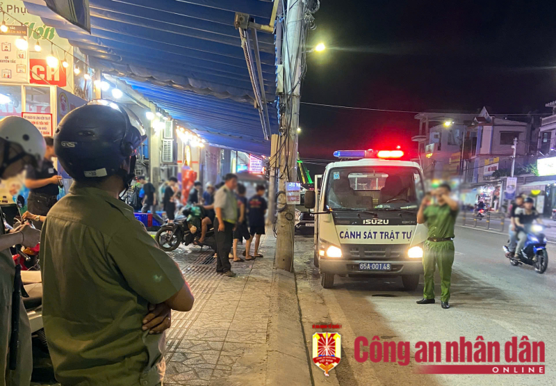 Lập biên bản vi phạm đối với 2 cơ sở kinh doanh hải sản lấn chiếm vỉa hè, lòng lề đường ở Cần Thơ -0