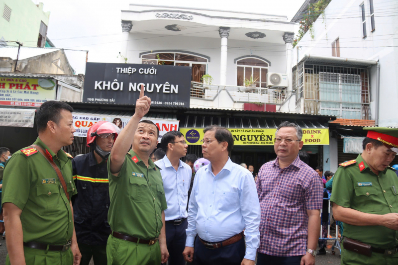 Chủ tịch UBND tỉnh Khánh Hòa đến hiện trường vụ cháy chỉ đạo khắc phục hậu quả -0