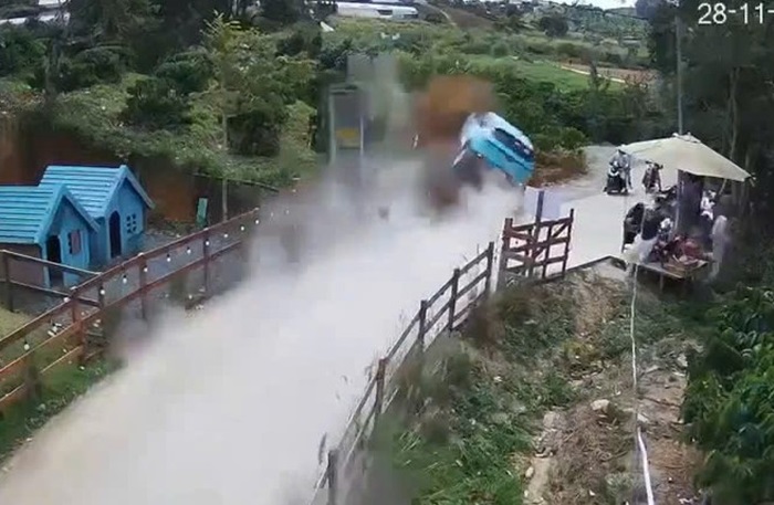Taxi bất ngờ lao như tên, 4 người thương vong -0
