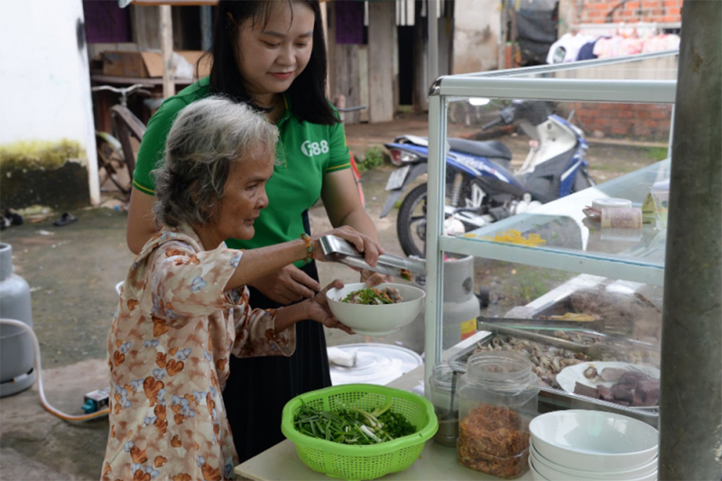 “Ước mơ xanh” và quán hủ tíu ven đường của người phụ nữ nặng 27kg -0