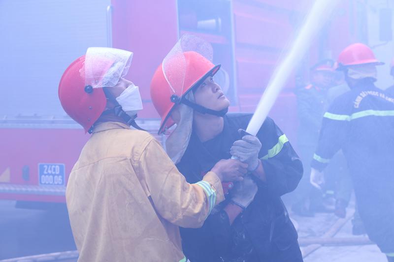 Lào Cai: Diễn tập phương án chữa cháy và cứu nạn, cứu hộ tại chợ Nguyễn Du -2