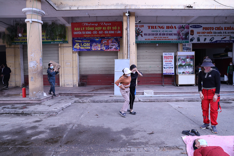 Lào Cai: Diễn tập phương án chữa cháy và cứu nạn, cứu hộ tại chợ Nguyễn Du -0