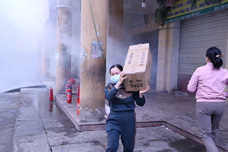 Lào Cai: Diễn tập phương án chữa cháy và cứu nạn, cứu hộ tại chợ Nguyễn Du -1