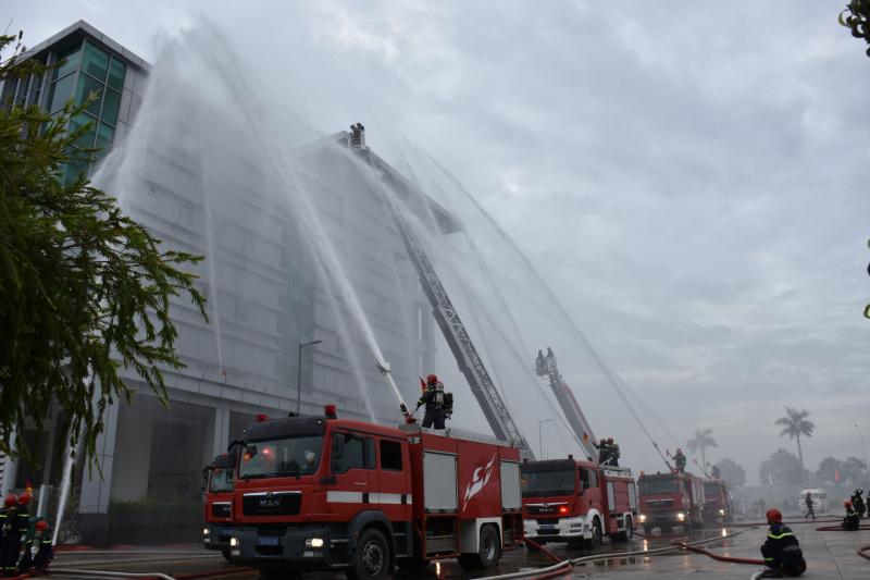 360 cán bộ chiến sĩ Bà Rịa-Vũng Tàu diễn tập phương án chữa cháy, cứu nạn cứu hộ  -1