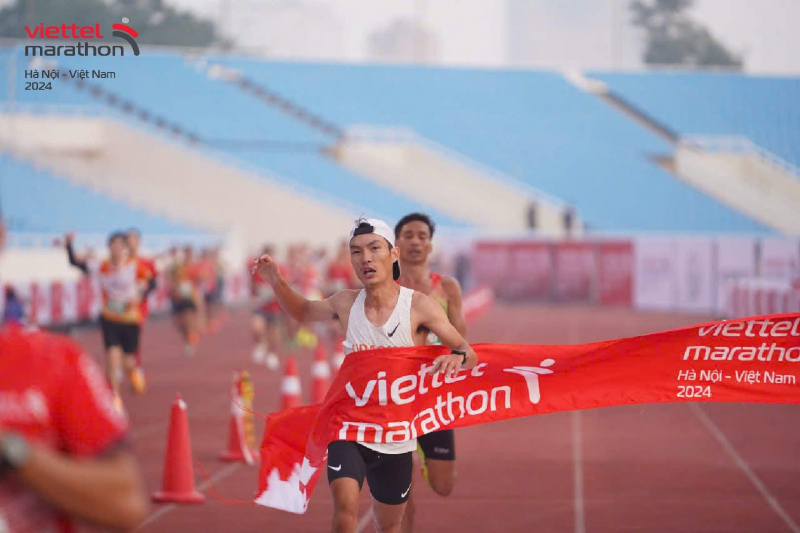Kỷ lục mới được thiết lập tại Viettel Marathon Hà Nội 2024 -0